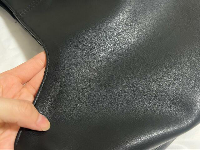 【GU ロングベルトトートバッグ+E】合成皮革で高級感のあるバッグ。仕事でも問題なく使えます♪