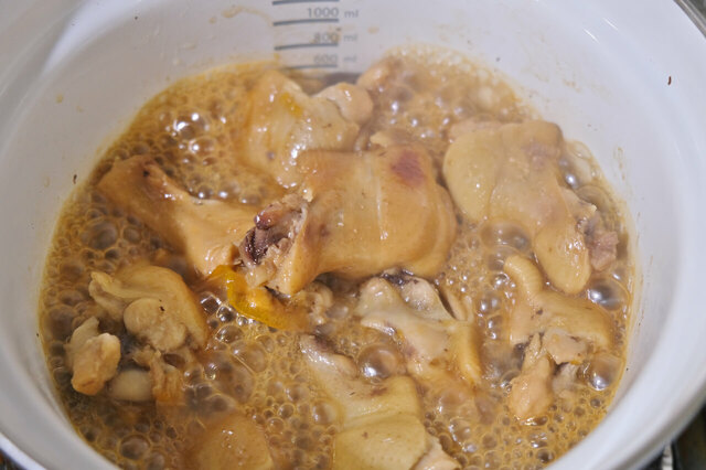 アヲハタ ５５　オレンジママレードを使った「手羽元のママレード煮」3．肉の中まで火が通ったら蓋をはずし、汁気がなくなるまで約10分煮ます