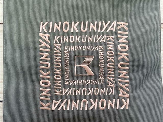 フロントに紀ノ国屋のロゴ刺繍入りデザイン！