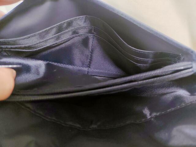 お札・カードが4枚入るポケットつき