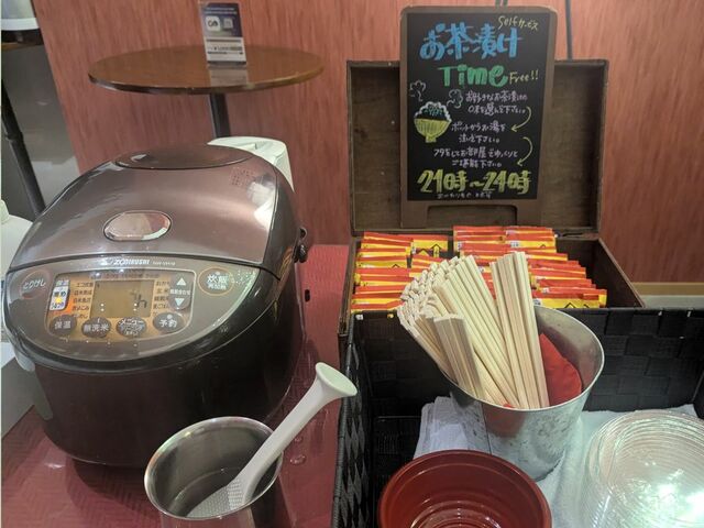 【軽井沢マリオットホテル】21:00～24:00は“お茶漬けTime”としてフロント前でお茶漬けが提供される