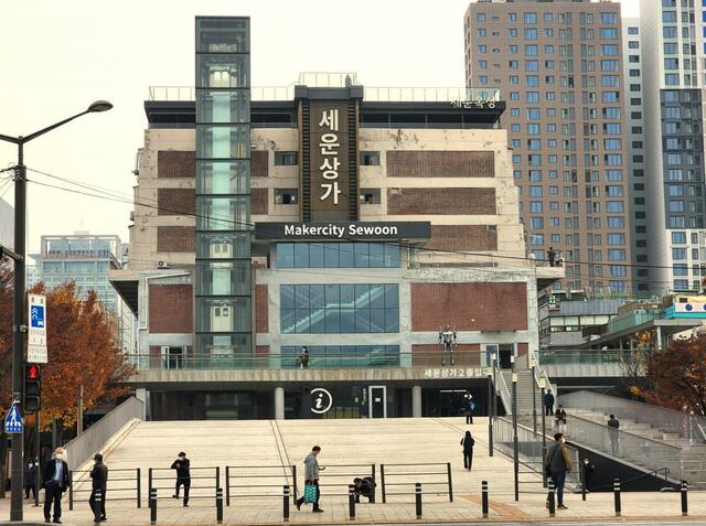 鍾路の大通りから見た世運商街北端のビルの正面。ビル両脇の3階部分が空中歩行路になっている。写真左手のエレベーターで屋上展望台に上がれば、この辺りの風景が一望できる