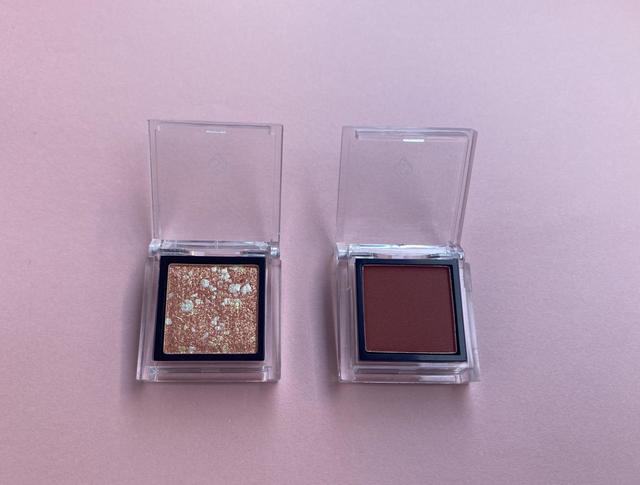 左から「SLN #704ローズクォーツ」¥935(税込)、「SLN #55紅葉のブリックレッド」¥825(税込)