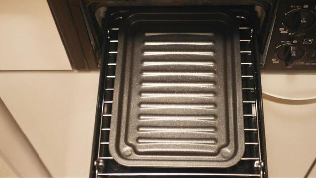 【お手入れ簡単焼き魚トレー】食材を焼く時に出る油を周りの溝に逃がしやすい波型形状