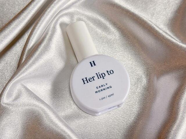 アーリーモーニングは、ホワイトミュゲとカシュメランの優雅な印象を、フレッシュなサボンがクリーンに包み込むホワイトフローラルの香り