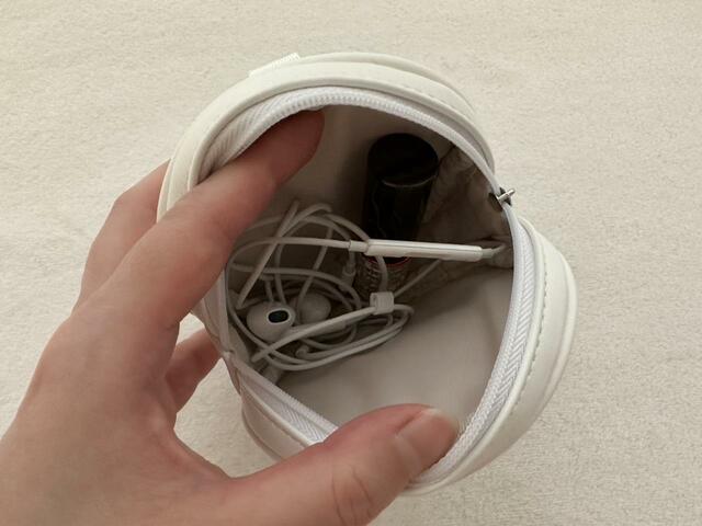 バッグの中で散らかりやすいイヤホンを入れるのもアリ【GU】クリアバッグ HELLO! PROJECT(カラー01 OFF WHITE):1,990円(税込)