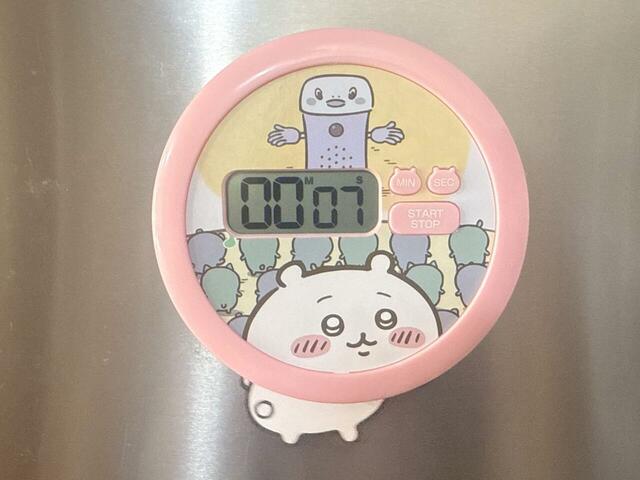 10秒でタイマーをセット！壁に貼るとちいかわの体が振子のように動きます