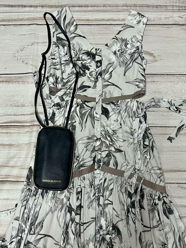 フェミニンなモノトーンの花柄ドレスに合わせても◎【OLIVIA BURTON（オリビア・バートン）MULTI SMARTPHONE SHOULDER BAG】
