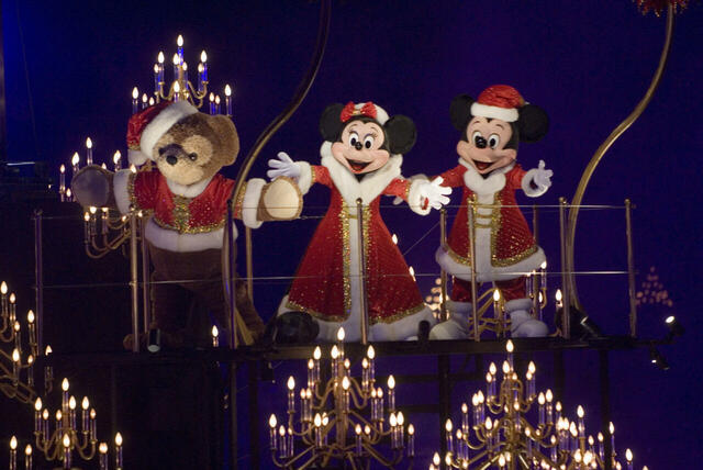 東京ディズニーシー「ハーバーサイド・クリスマス」※「キャンドルライド・リフレクションズ」にてダッフィーが初登場 ©Disney