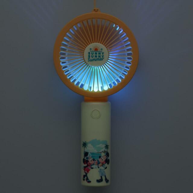 ファン 2,600円｜東京ディズニーリゾート「SUNNY SUNNY Summer」グッズ｜販売店舗：東京ディズニーランド「グランドエンポーリアム」、東京ディズニーシー「タワー・オブ・テラー・メモラビリア」｜発売日：2025年6月5日（木）