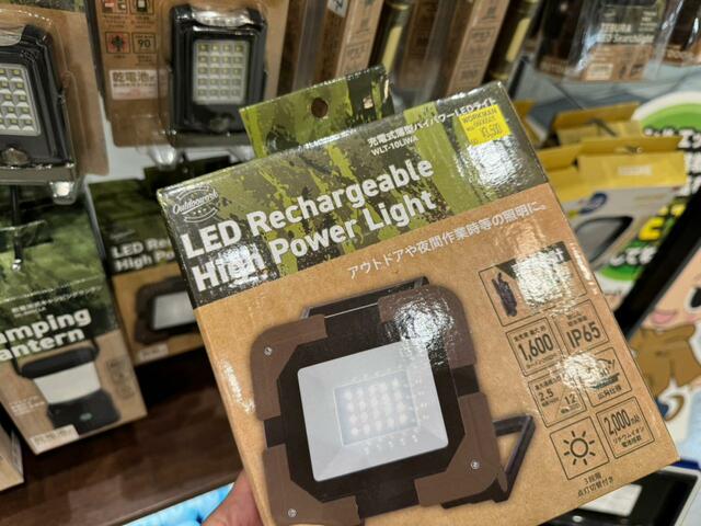 【ワークマン 充電式薄型ハイパワーLEDライト】ハイパワーな充電式置き型ライト