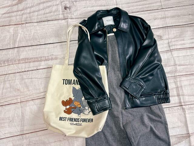 ちょっとハードなレザーのアウターに合わせてもかわいいです