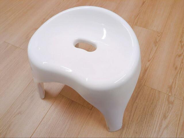 【ニトリ 裏面も洗いやすい 抗菌風呂いす ブロウ 高さ25cm】カラーはホワイトとグレーの2色