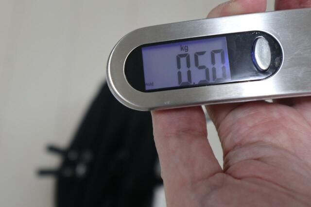 【ニトリ デコホーム　軽くて背負いやすい 2ルームリュック】重さは実測で約500g。カラーはブラックのみです