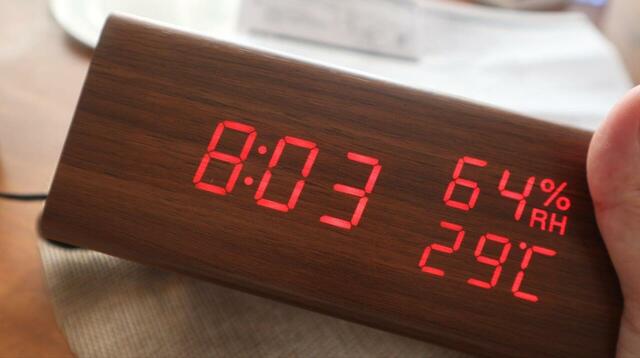 【ニトリ 置くだけスマホ充電LED時計】電気が供給されるとLEDが内側からブロックの表面に投影される仕組みです