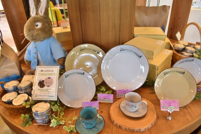 カフェではオリジナル食器で料理を提供