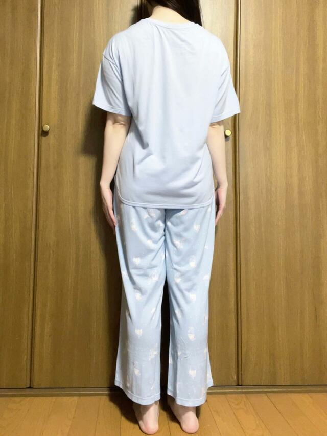 トップスはちょうどお尻が隠れるくらいの丈感です