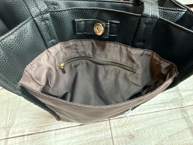 背面側に大きめポケットが1つ