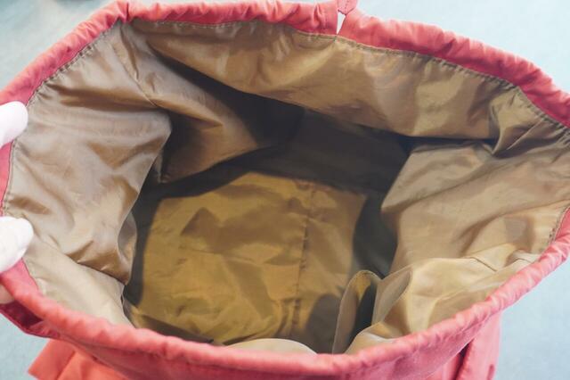 裏地はきれいなブラウンの生地