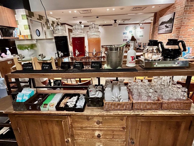 【&RRainbow JOINUS】ドリンクコーナー。デトックスウォーターやアイスコーヒー、トロピカルアイスティー、グァバジュース、紅茶用のお湯、ホットコーヒーがありました