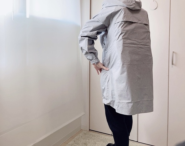 【ワークマン レディース高撥水フーデッドロングレイン】リュックを背負っても着られます