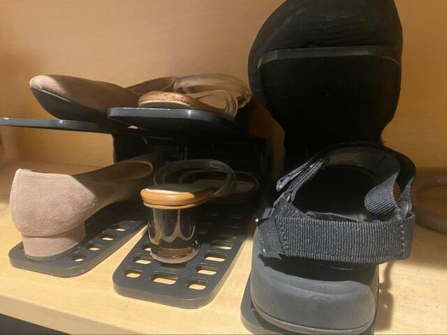 【セリア　角度が調整できるシューズラック】家族の靴をまとめて整理整頓できる