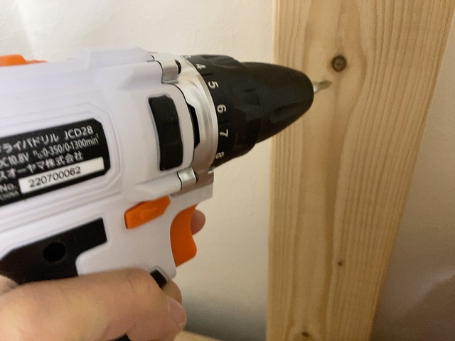 【アイリスオーヤマ 充電式ドライバドリル JCD28-C】木材の穴あけ、家具のネジ締めに利用