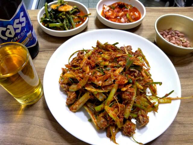 乙支路3街駅11～12番出入口の南側にはかつてコルベンイ横丁があった。コルベンイとはツブ貝のことで、缶入りの身を干し鱈やネギとともに唐辛子やニンニクのソースで和えたもの。韓国ではコルベンイにはビールと相場が決まっている