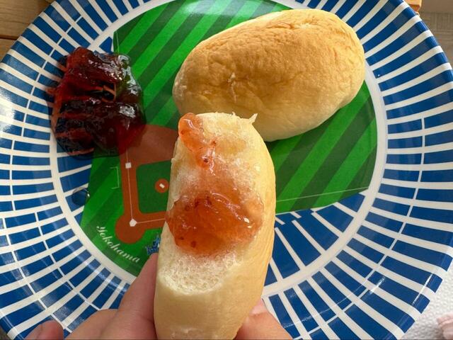 【ロピア 北海道産小麦の生ミルクパン】お気に入りのジャムをたっぷりのせてもこのふんわり感はしっかり健在、シンプルな味わいだからトッピングの幅が広いのもうれしいポイントです!