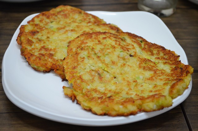 すりおろしたジャガイモ粉を水で溶いて焼き上げたカムジャジョンもチヂミの一種。ジャガイモをよく食べた韓国北部・江原道の名物