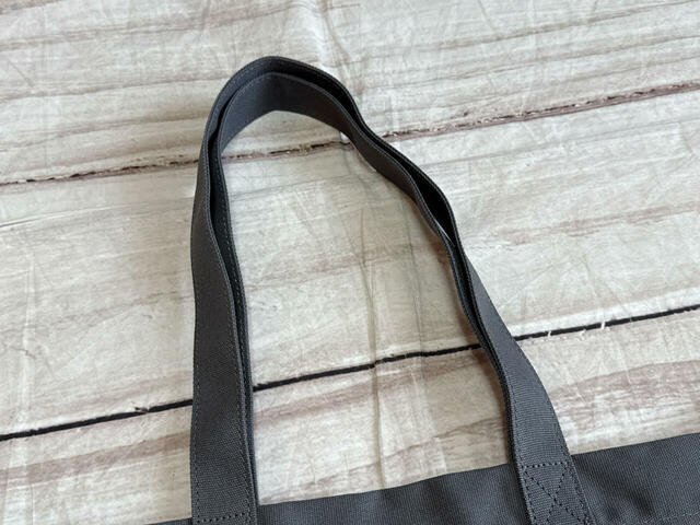 持ち手は長めなので、肩がけがラクラクできるのがうれしい♪