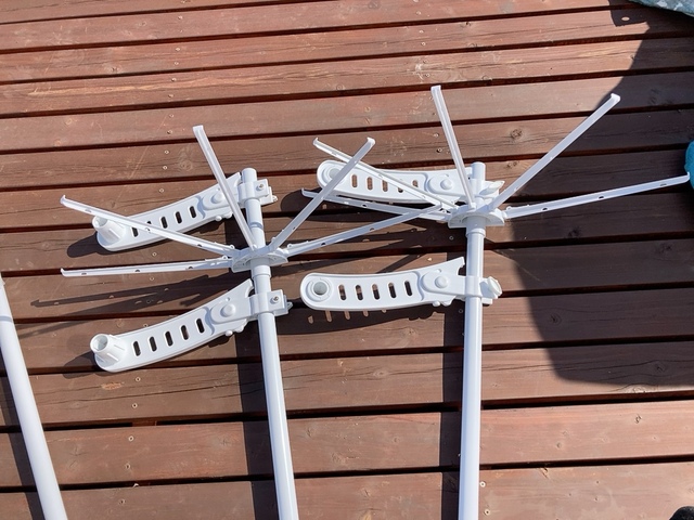 【ニトリ 壁面つっぱり物干し(リフティ400)】左右の突っ張り棒にタオルかけ、竿かけなどの部品をネジなどで固定していきます。30分ほどで完成！