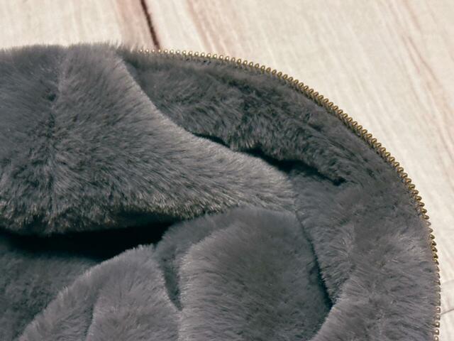 なめらかで艶やかなファー生地は高級感たっぷり