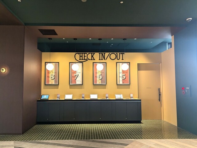 【星野リゾート 1955 東京ベイ】テーマパーク帰りのゲストで混みあう時間帯でもスムーズにチェックインできるよう、15台ものチェックインカウンターが