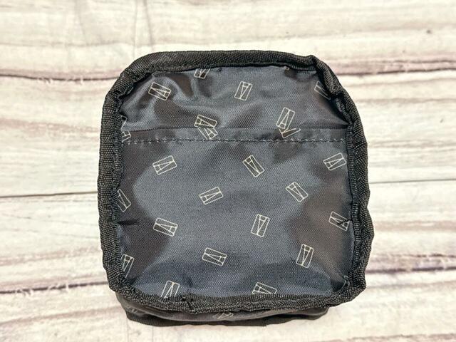 内側にも注目！オリジナルのAロゴの総柄裏地つき♪一方には大きめサイズのポケットがついています