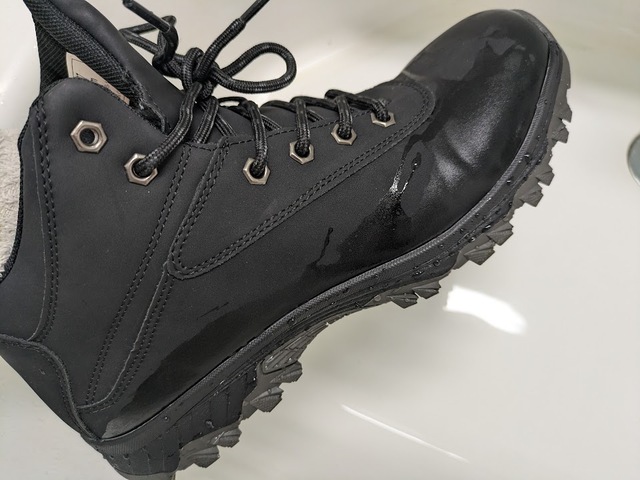 【ワークマン　ガレラス防寒ミッドカット】水洗いは推奨されていませんが、汚れた部分だけ水でサッと流すとキレイになりました◎