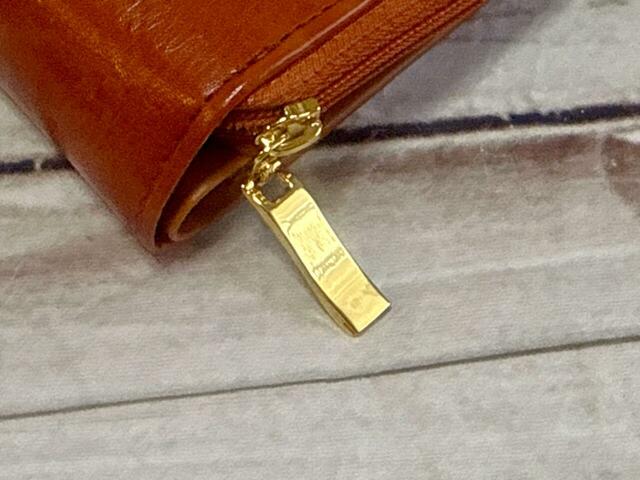 ファスナートップはシンプルなゴールドのプレート