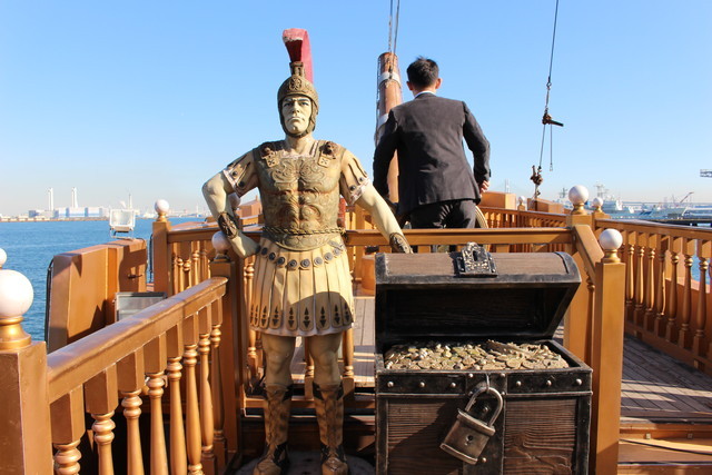 3階デッキに仁王立ちするおじさんと財宝