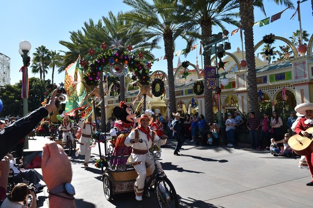 自転車に乗ったミニーちゃんが登場