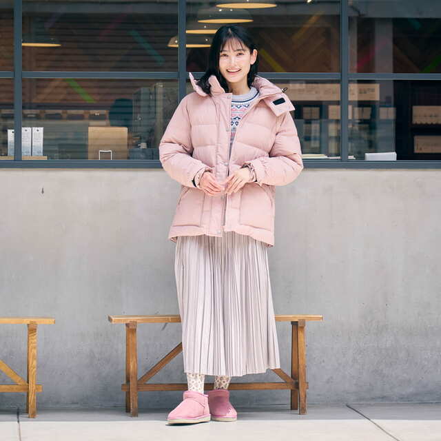 レディース撥水ランダムプリーツスカート(税込1,900円)着こなし例グレージュ/冬もパステルカラーでまとめて