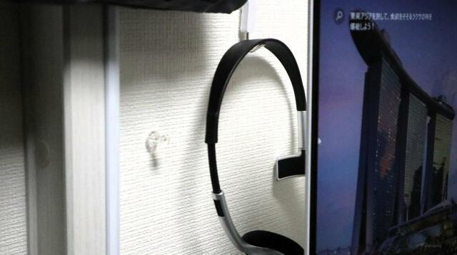 【デスク周りすっきり大改造】壁沿いのモニター背面をヘッドセットの定位置に 