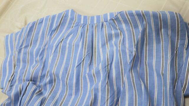 【coen(コーエン) MARKET スキッパー ワンピース】首の後ろはギャザー仕立て。身頃が裾まで切れ目なくつながっているデザインです◎