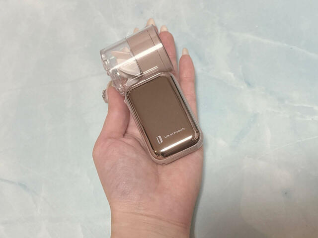 スマホより小さい！手のひらに収まるミニサイズ
