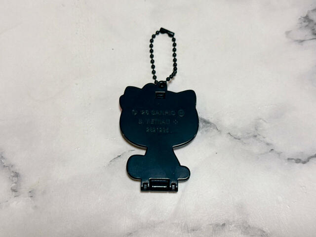 背面は装飾がないシンプルなデザイン