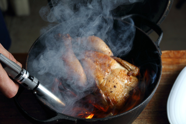 丸鶏の藁焼き