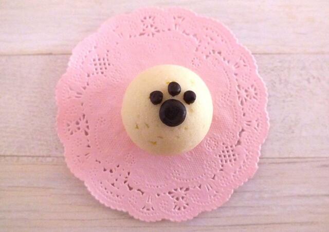 まん丸の白いマーラーカオの1個の大きさは約4cm（径）