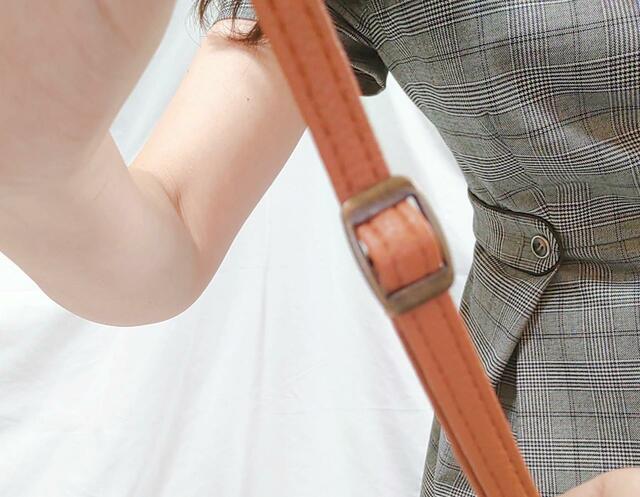 斜め掛けの時は、アジャスター機能を使って長さを調節【猫のダヤン スマホショルダーバッグ】