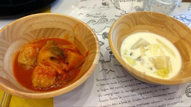 【PSマリノ イタリアンビュッフェ】ごろりと大きめサイズの野菜が入ったスープ2種（この日はれんこんのカポナータ風、クラムチャウダー）。クラストの耳をつけて食べるのもおすすめです