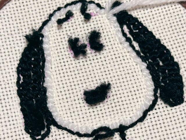 白の並太毛糸でお顔のアウトラインパンチの内側を刺していきます