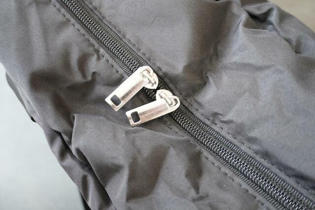 開閉しやすいダブルジップ